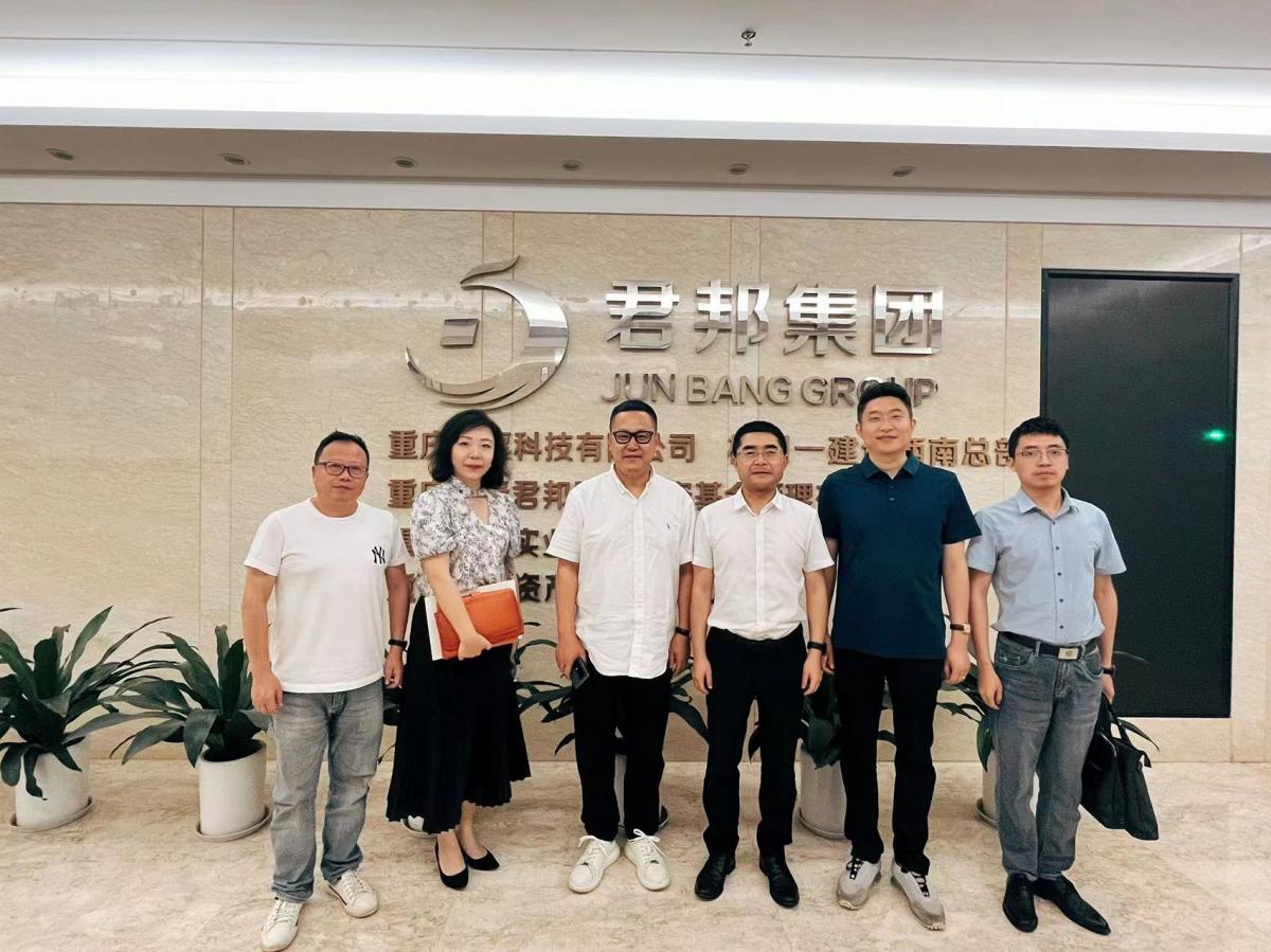 重庆市沙坪坝区招商局局长邱勇一行、中信银行重庆三峡广场支行行长秦琴莅临我司考察指导